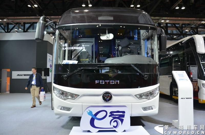 5月11日，2015北京国际道路运输展在北京国际会议中心拉开帷幕，福田欧辉携BJ6127商务班车、BJ6123快充纯电动、BJ6851快充纯电动、BJ6650迷你巴士4款明星产品出席展会，并在展会首日重磅推出了一款高端城间客车“e客”。图为福田欧辉e客-BJ6122系列城间客车 
