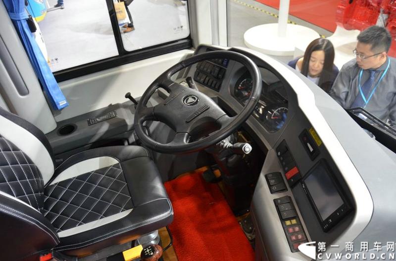 5月11日，2015北京国际道路运输展在北京国际会议中心拉开帷幕，福田欧辉携BJ6127商务班车、BJ6123快充纯电动、BJ6851快充纯电动、BJ6650迷你巴士4款明星产品出席展会，并在展会首日重磅推出了一款高端城间客车“e客”。图为福田欧辉e客-BJ6122系列城间客车 