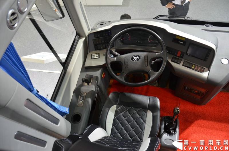 5月11日，2015北京国际道路运输展在北京国际会议中心拉开帷幕，福田欧辉携BJ6127商务班车、BJ6123快充纯电动、BJ6851快充纯电动、BJ6650迷你巴士4款明星产品出席展会，并在展会首日重磅推出了一款高端城间客车“e客”。图为福田欧辉e客-BJ6122系列城间客车 