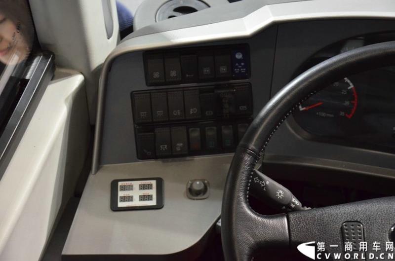 5月11日，2015北京国际道路运输展在北京国际会议中心拉开帷幕，福田欧辉携BJ6127商务班车、BJ6123快充纯电动、BJ6851快充纯电动、BJ6650迷你巴士4款明星产品出席展会，并在展会首日重磅推出了一款高端城间客车“e客”。图为福田欧辉e客-BJ6122系列城间客车 