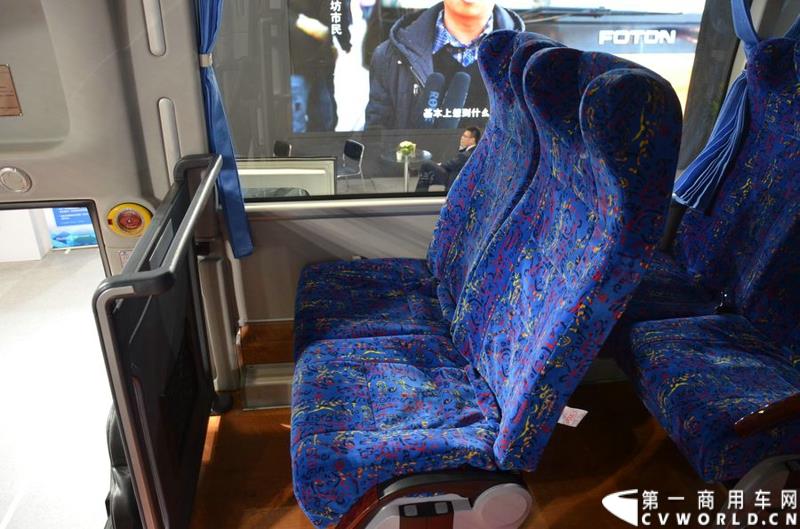 5月11日，2015北京国际道路运输展在北京国际会议中心拉开帷幕，福田欧辉携BJ6127商务班车、BJ6123快充纯电动、BJ6851快充纯电动、BJ6650迷你巴士4款明星产品出席展会，并在展会首日重磅推出了一款高端城间客车“e客”。图为福田欧辉e客-BJ6122系列城间客车 