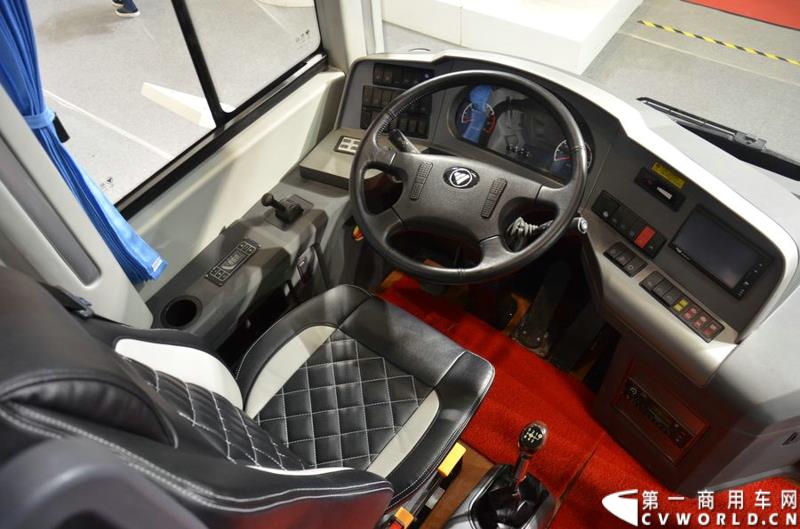 5月11日，2015北京国际道路运输展在北京国际会议中心拉开帷幕，福田欧辉携BJ6127商务班车、BJ6123快充纯电动、BJ6851快充纯电动、BJ6650迷你巴士4款明星产品出席展会，并在展会首日重磅推出了一款高端城间客车“e客”。图为福田欧辉e客-BJ6122系列城间客车 