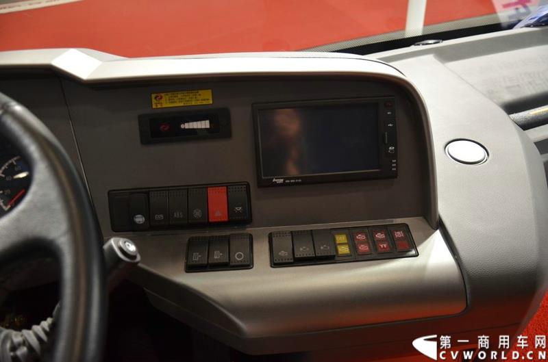 5月11日，2015北京国际道路运输展在北京国际会议中心拉开帷幕，福田欧辉携BJ6127商务班车、BJ6123快充纯电动、BJ6851快充纯电动、BJ6650迷你巴士4款明星产品出席展会，并在展会首日重磅推出了一款高端城间客车“e客”。图为福田欧辉e客-BJ6122系列城间客车 