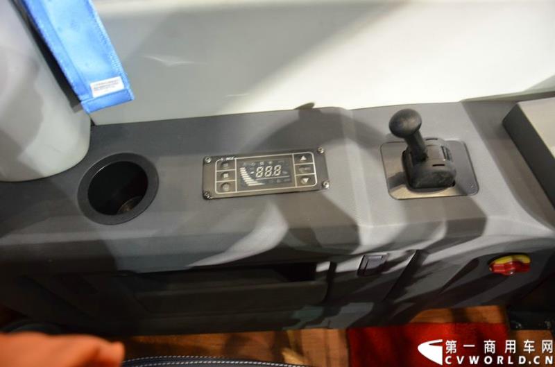 5月11日，2015北京国际道路运输展在北京国际会议中心拉开帷幕，福田欧辉携BJ6127商务班车、BJ6123快充纯电动、BJ6851快充纯电动、BJ6650迷你巴士4款明星产品出席展会，并在展会首日重磅推出了一款高端城间客车“e客”。图为福田欧辉e客-BJ6122系列城间客车 