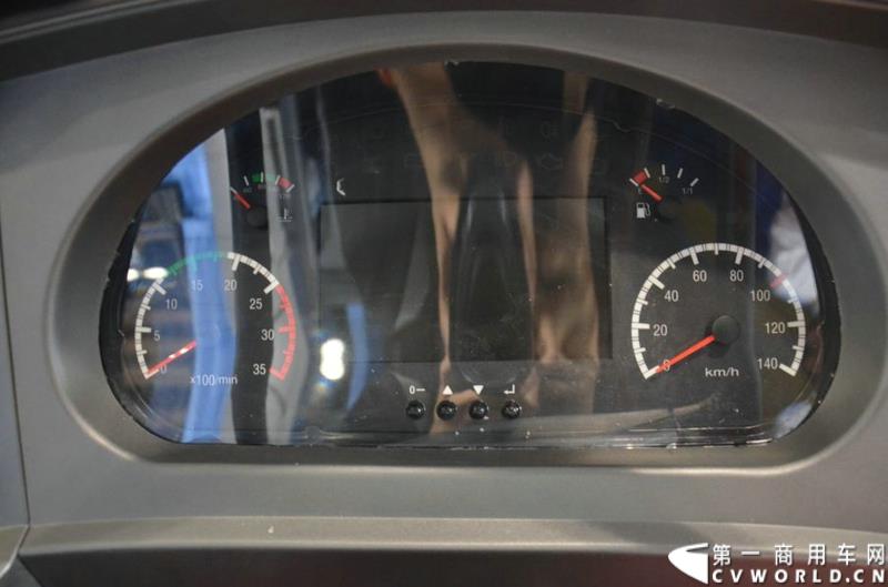 5月11日，2015北京国际道路运输展在北京国际会议中心拉开帷幕，福田欧辉携BJ6127商务班车、BJ6123快充纯电动、BJ6851快充纯电动、BJ6650迷你巴士4款明星产品出席展会，并在展会首日重磅推出了一款高端城间客车“e客”。图为福田欧辉e客-BJ6122系列城间客车 