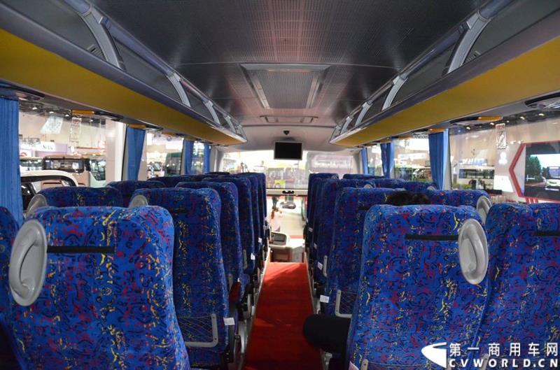 5月11日，2015北京国际道路运输展在北京国际会议中心拉开帷幕，福田欧辉携BJ6127商务班车、BJ6123快充纯电动、BJ6851快充纯电动、BJ6650迷你巴士4款明星产品出席展会，并在展会首日重磅推出了一款高端城间客车“e客”。图为福田欧辉e客-BJ6122系列城间客车 