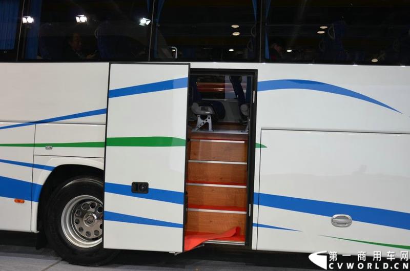 5月11日，2015北京国际道路运输展在北京国际会议中心拉开帷幕，福田欧辉携BJ6127商务班车、BJ6123快充纯电动、BJ6851快充纯电动、BJ6650迷你巴士4款明星产品出席展会，并在展会首日重磅推出了一款高端城间客车“e客”。图为福田欧辉e客-BJ6122系列城间客车 