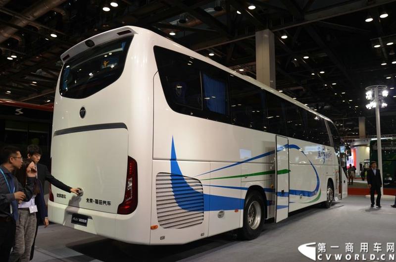 5月11日，2015北京国际道路运输展在北京国际会议中心拉开帷幕，福田欧辉携BJ6127商务班车、BJ6123快充纯电动、BJ6851快充纯电动、BJ6650迷你巴士4款明星产品出席展会，并在展会首日重磅推出了一款高端城间客车“e客”。图为福田欧辉e客-BJ6122系列城间客车 