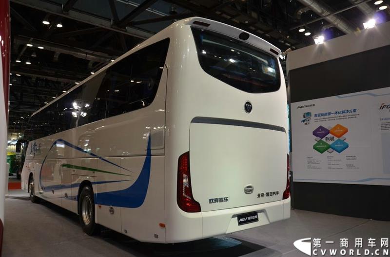 5月11日，2015北京国际道路运输展在北京国际会议中心拉开帷幕，福田欧辉携BJ6127商务班车、BJ6123快充纯电动、BJ6851快充纯电动、BJ6650迷你巴士4款明星产品出席展会，并在展会首日重磅推出了一款高端城间客车“e客”。图为福田欧辉e客-BJ6122系列城间客车 
