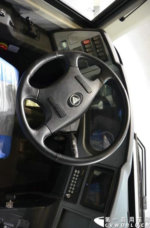 5月11日，2015北京国际道路运输展在北京国际会议中心拉开帷幕，福田欧辉携BJ6127商务班车、BJ6123快充纯电动、BJ6851快充纯电动、BJ6650迷你巴士4款明星产品出席展会，并在展会首日重磅推出了一款高端城间客车“e客”。图为福田欧辉BJ6123快充纯电动城市客车