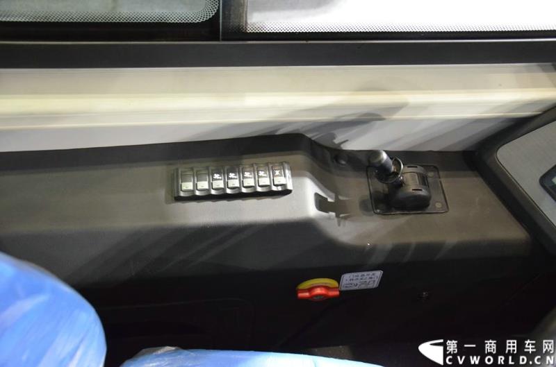 5月11日，2015北京国际道路运输展在北京国际会议中心拉开帷幕，福田欧辉携BJ6127商务班车、BJ6123快充纯电动、BJ6851快充纯电动、BJ6650迷你巴士4款明星产品出席展会，并在展会首日重磅推出了一款高端城间客车“e客”。图为福田欧辉BJ6123快充纯电动城市客车