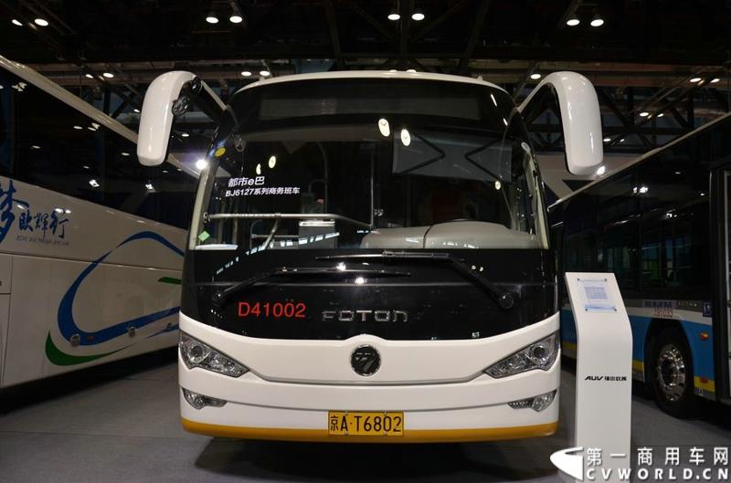 5月11日，2015北京国际道路运输展在北京国际会议中心拉开帷幕，福田欧辉携BJ6127商务班车、BJ6123快充纯电动、BJ6851快充纯电动、BJ6650迷你巴士4款明星产品出席展会，并在展会首日重磅推出了一款高端城间客车“e客”。图为福田欧辉都市e巴-BJ6127系列商务租车 