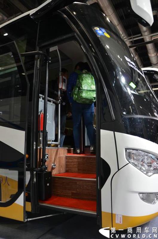 5月11日，2015北京国际道路运输展在北京国际会议中心拉开帷幕，福田欧辉携BJ6127商务班车、BJ6123快充纯电动、BJ6851快充纯电动、BJ6650迷你巴士4款明星产品出席展会，并在展会首日重磅推出了一款高端城间客车“e客”。图为福田欧辉都市e巴-BJ6127系列商务租车 