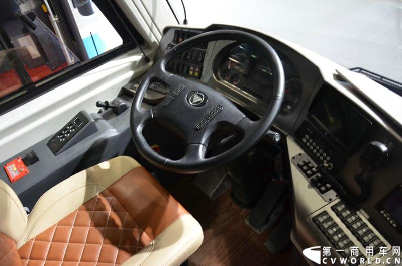 5月11日，2015北京国际道路运输展在北京国际会议中心拉开帷幕，福田欧辉携BJ6127商务班车、BJ6123快充纯电动、BJ6851快充纯电动、BJ6650迷你巴士4款明星产品出席展会，并在展会首日重磅推出了一款高端城间客车“e客”。图为福田欧辉都市e巴-BJ6127系列商务租车 