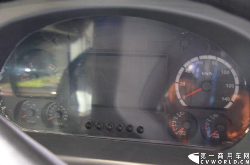 5月11日，2015北京国际道路运输展在北京国际会议中心拉开帷幕，福田欧辉携BJ6127商务班车、BJ6123快充纯电动、BJ6851快充纯电动、BJ6650迷你巴士4款明星产品出席展会，并在展会首日重磅推出了一款高端城间客车“e客”。图为福田欧辉BJ6123快充纯电动城市客车