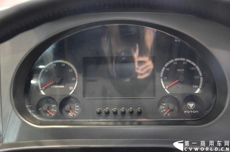 5月11日，2015北京国际道路运输展在北京国际会议中心拉开帷幕，福田欧辉携BJ6127商务班车、BJ6123快充纯电动、BJ6851快充纯电动、BJ6650迷你巴士4款明星产品出席展会，并在展会首日重磅推出了一款高端城间客车“e客”。图为福田欧辉都市e巴-BJ6127系列商务租车 