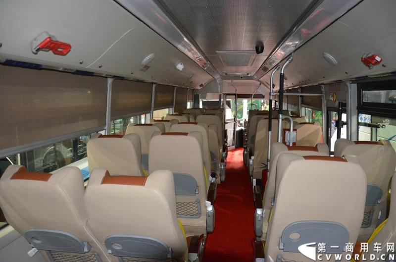 5月11日，2015北京国际道路运输展在北京国际会议中心拉开帷幕，福田欧辉携BJ6127商务班车、BJ6123快充纯电动、BJ6851快充纯电动、BJ6650迷你巴士4款明星产品出席展会，并在展会首日重磅推出了一款高端城间客车“e客”。图为福田欧辉都市e巴-BJ6127系列商务租车 