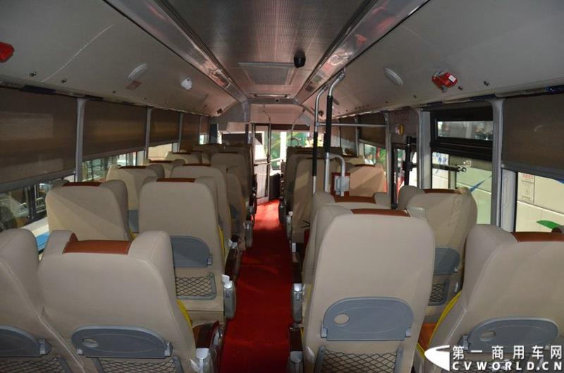 5月11日，2015北京国际道路运输展在北京国际会议中心拉开帷幕，福田欧辉携BJ6127商务班车、BJ6123快充纯电动、BJ6851快充纯电动、BJ6650迷你巴士4款明星产品出席展会，并在展会首日重磅推出了一款高端城间客车“e客”。图为福田欧辉都市e巴-BJ6127系列商务租车 