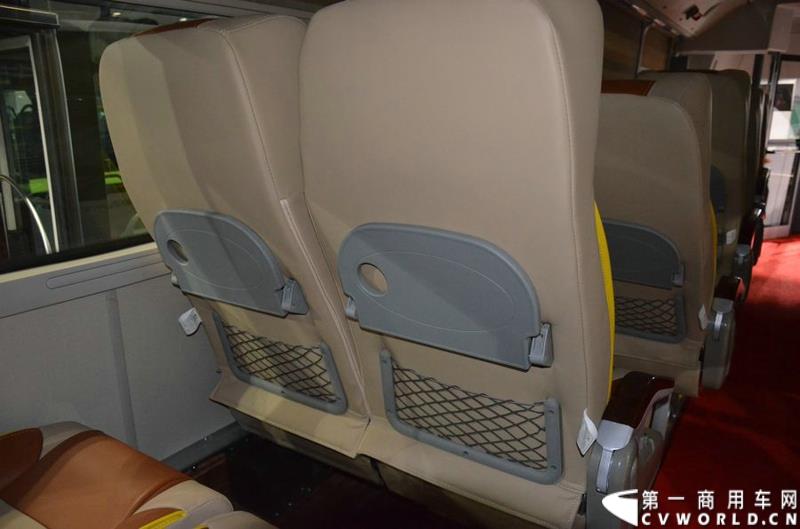 5月11日，2015北京国际道路运输展在北京国际会议中心拉开帷幕，福田欧辉携BJ6127商务班车、BJ6123快充纯电动、BJ6851快充纯电动、BJ6650迷你巴士4款明星产品出席展会，并在展会首日重磅推出了一款高端城间客车“e客”。图为福田欧辉都市e巴-BJ6127系列商务租车 