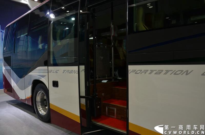 5月11日，2015北京国际道路运输展在北京国际会议中心拉开帷幕，福田欧辉携BJ6127商务班车、BJ6123快充纯电动、BJ6851快充纯电动、BJ6650迷你巴士4款明星产品出席展会，并在展会首日重磅推出了一款高端城间客车“e客”。图为福田欧辉都市e巴-BJ6127系列商务租车 