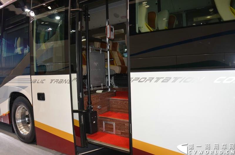 5月11日，2015北京国际道路运输展在北京国际会议中心拉开帷幕，福田欧辉携BJ6127商务班车、BJ6123快充纯电动、BJ6851快充纯电动、BJ6650迷你巴士4款明星产品出席展会，并在展会首日重磅推出了一款高端城间客车“e客”。图为福田欧辉都市e巴-BJ6127系列商务租车 