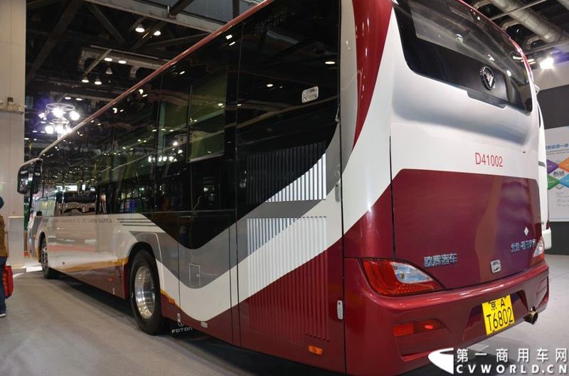 5月11日，2015北京国际道路运输展在北京国际会议中心拉开帷幕，福田欧辉携BJ6127商务班车、BJ6123快充纯电动、BJ6851快充纯电动、BJ6650迷你巴士4款明星产品出席展会，并在展会首日重磅推出了一款高端城间客车“e客”。图为福田欧辉都市e巴-BJ6127系列商务租车 