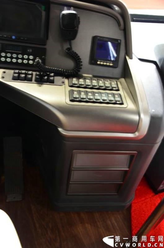 5月11日，2015北京国际道路运输展在北京国际会议中心拉开帷幕，福田欧辉携BJ6127商务班车、BJ6123快充纯电动、BJ6851快充纯电动、BJ6650迷你巴士4款明星产品出席展会，并在展会首日重磅推出了一款高端城间客车“e客”。图为福田欧辉都市e巴-BJ6127系列商务租车 