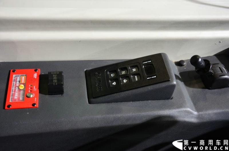 5月11日，2015北京国际道路运输展在北京国际会议中心拉开帷幕，福田欧辉携BJ6127商务班车、BJ6123快充纯电动、BJ6851快充纯电动、BJ6650迷你巴士4款明星产品出席展会，并在展会首日重磅推出了一款高端城间客车“e客”。图为福田欧辉都市e巴-BJ6127系列商务租车 