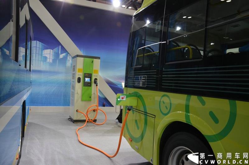 5月11日，2015北京国际道路运输展在北京国际会议中心拉开帷幕，福田欧辉携BJ6127商务班车、BJ6123快充纯电动、BJ6851快充纯电动、BJ6650迷你巴士4款明星产品出席展会，并在展会首日重磅推出了一款高端城间客车“e客”。图为福田欧辉弥勒巴士-BJ6851系列快充纯电动城市客车 