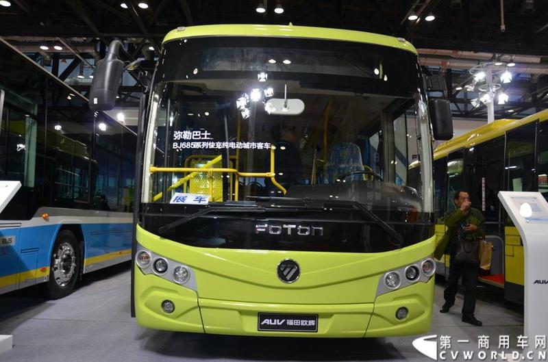 5月11日，2015北京国际道路运输展在北京国际会议中心拉开帷幕，福田欧辉携BJ6127商务班车、BJ6123快充纯电动、BJ6851快充纯电动、BJ6650迷你巴士4款明星产品出席展会，并在展会首日重磅推出了一款高端城间客车“e客”。图为福田欧辉弥勒巴士-BJ6851系列快充纯电动城市客车 