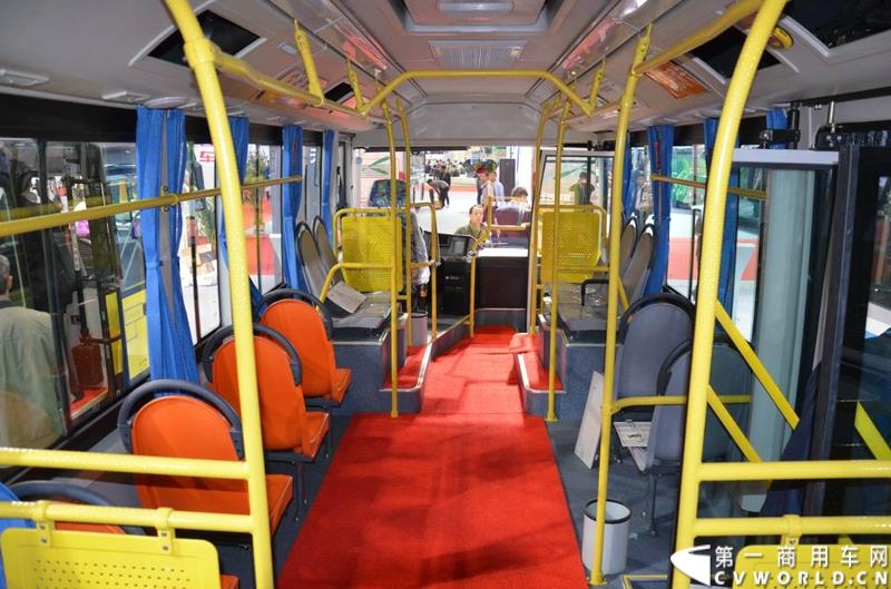 5月11日，2015北京国际道路运输展在北京国际会议中心拉开帷幕，福田欧辉携BJ6127商务班车、BJ6123快充纯电动、BJ6851快充纯电动、BJ6650迷你巴士4款明星产品出席展会，并在展会首日重磅推出了一款高端城间客车“e客”。图为福田欧辉弥勒巴士-BJ6851系列快充纯电动城市客车 