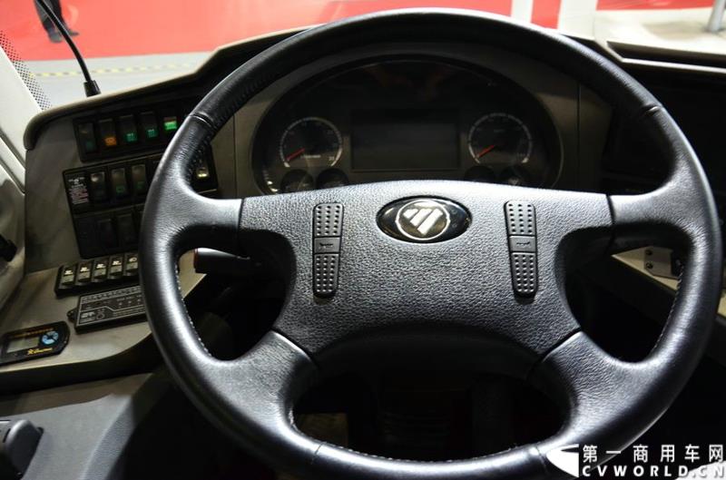 5月11日，2015北京国际道路运输展在北京国际会议中心拉开帷幕，福田欧辉携BJ6127商务班车、BJ6123快充纯电动、BJ6851快充纯电动、BJ6650迷你巴士4款明星产品出席展会，并在展会首日重磅推出了一款高端城间客车“e客”。图为福田欧辉都市e巴-BJ6127系列商务租车 