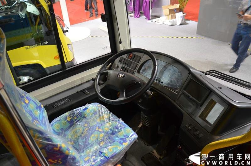 5月11日，2015北京国际道路运输展在北京国际会议中心拉开帷幕，福田欧辉携BJ6127商务班车、BJ6123快充纯电动、BJ6851快充纯电动、BJ6650迷你巴士4款明星产品出席展会，并在展会首日重磅推出了一款高端城间客车“e客”。图为福田欧辉弥勒巴士-BJ6851系列快充纯电动城市客车 