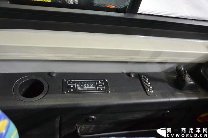 5月11日，2015北京国际道路运输展在北京国际会议中心拉开帷幕，福田欧辉携BJ6127商务班车、BJ6123快充纯电动、BJ6851快充纯电动、BJ6650迷你巴士4款明星产品出席展会，并在展会首日重磅推出了一款高端城间客车“e客”。图为福田欧辉弥勒巴士-BJ6851系列快充纯电动城市客车 