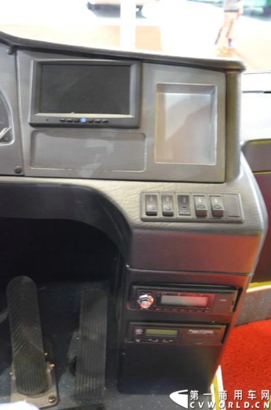 5月11日，2015北京国际道路运输展在北京国际会议中心拉开帷幕，福田欧辉携BJ6127商务班车、BJ6123快充纯电动、BJ6851快充纯电动、BJ6650迷你巴士4款明星产品出席展会，并在展会首日重磅推出了一款高端城间客车“e客”。图为福田欧辉弥勒巴士-BJ6851系列快充纯电动城市客车 