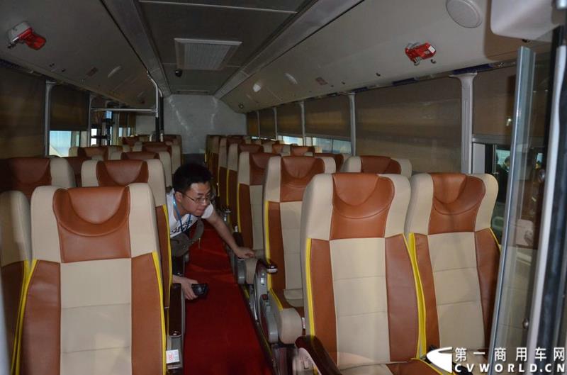 5月11日，2015北京国际道路运输展在北京国际会议中心拉开帷幕，福田欧辉携BJ6127商务班车、BJ6123快充纯电动、BJ6851快充纯电动、BJ6650迷你巴士4款明星产品出席展会，并在展会首日重磅推出了一款高端城间客车“e客”。图为福田欧辉都市e巴-BJ6127系列商务租车 