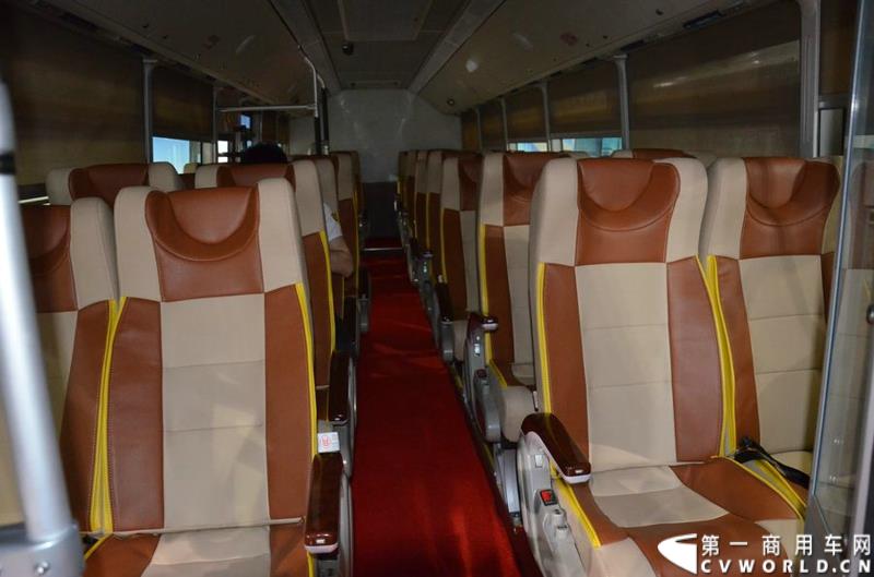 5月11日，2015北京国际道路运输展在北京国际会议中心拉开帷幕，福田欧辉携BJ6127商务班车、BJ6123快充纯电动、BJ6851快充纯电动、BJ6650迷你巴士4款明星产品出席展会，并在展会首日重磅推出了一款高端城间客车“e客”。图为福田欧辉都市e巴-BJ6127系列商务租车 