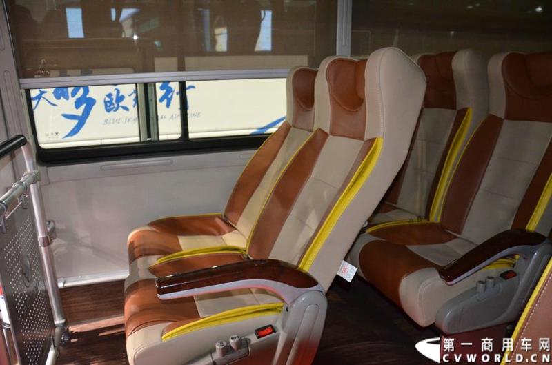 5月11日，2015北京国际道路运输展在北京国际会议中心拉开帷幕，福田欧辉携BJ6127商务班车、BJ6123快充纯电动、BJ6851快充纯电动、BJ6650迷你巴士4款明星产品出席展会，并在展会首日重磅推出了一款高端城间客车“e客”。图为福田欧辉都市e巴-BJ6127系列商务租车 