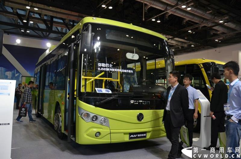 5月11日，2015北京国际道路运输展在北京国际会议中心拉开帷幕，福田欧辉携BJ6127商务班车、BJ6123快充纯电动、BJ6851快充纯电动、BJ6650迷你巴士4款明星产品出席展会，并在展会首日重磅推出了一款高端城间客车“e客”。图为福田欧辉弥勒巴士-BJ6851系列快充纯电动城市客车 