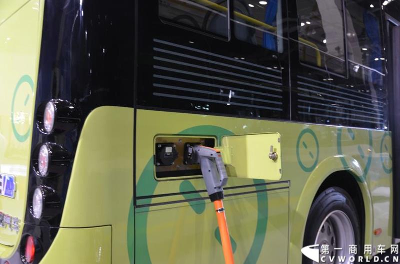 5月11日，2015北京国际道路运输展在北京国际会议中心拉开帷幕，福田欧辉携BJ6127商务班车、BJ6123快充纯电动、BJ6851快充纯电动、BJ6650迷你巴士4款明星产品出席展会，并在展会首日重磅推出了一款高端城间客车“e客”。图为福田欧辉弥勒巴士-BJ6851系列快充纯电动城市客车 