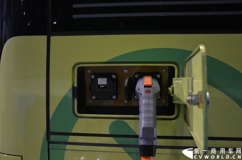 5月11日，2015北京国际道路运输展在北京国际会议中心拉开帷幕，福田欧辉携BJ6127商务班车、BJ6123快充纯电动、BJ6851快充纯电动、BJ6650迷你巴士4款明星产品出席展会，并在展会首日重磅推出了一款高端城间客车“e客”。图为福田欧辉弥勒巴士-BJ6851系列快充纯电动城市客车 