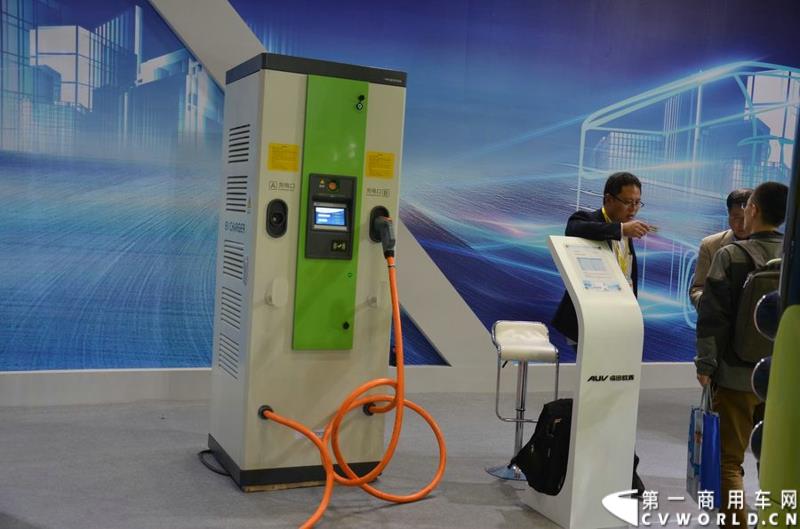 5月11日，2015北京国际道路运输展在北京国际会议中心拉开帷幕，福田欧辉携BJ6127商务班车、BJ6123快充纯电动、BJ6851快充纯电动、BJ6650迷你巴士4款明星产品出席展会，并在展会首日重磅推出了一款高端城间客车“e客”。图为福田欧辉弥勒巴士-BJ6851系列快充纯电动城市客车 