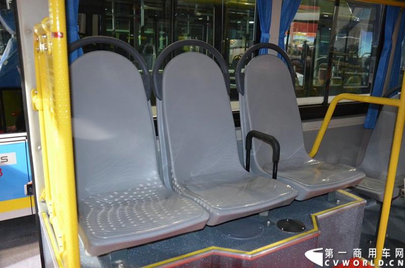 5月11日，2015北京国际道路运输展在北京国际会议中心拉开帷幕，福田欧辉携BJ6127商务班车、BJ6123快充纯电动、BJ6851快充纯电动、BJ6650迷你巴士4款明星产品出席展会，并在展会首日重磅推出了一款高端城间客车“e客”。图为福田欧辉弥勒巴士-BJ6851系列快充纯电动城市客车 