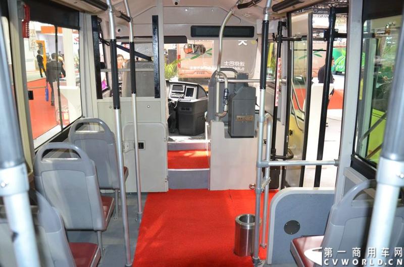 5月11日，2015北京国际道路运输展在北京国际会议中心拉开帷幕，福田欧辉携BJ6127商务班车、BJ6123快充纯电动、BJ6851快充纯电动、BJ6650迷你巴士4款明星产品出席展会，并在展会首日重磅推出了一款高端城间客车“e客”。图为福田欧辉迷你巴士-BJ6650系列快充纯电动城市客车