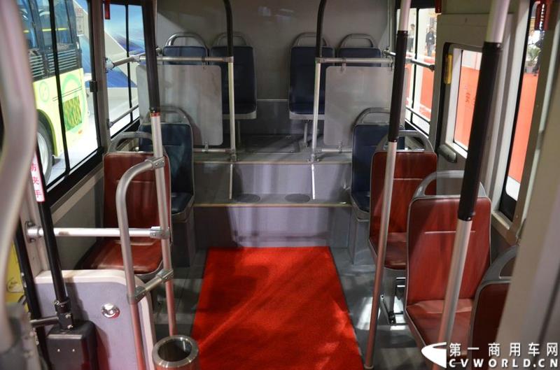 5月11日，2015北京国际道路运输展在北京国际会议中心拉开帷幕，福田欧辉携BJ6127商务班车、BJ6123快充纯电动、BJ6851快充纯电动、BJ6650迷你巴士4款明星产品出席展会，并在展会首日重磅推出了一款高端城间客车“e客”。图为福田欧辉迷你巴士-BJ6650系列快充纯电动城市客车