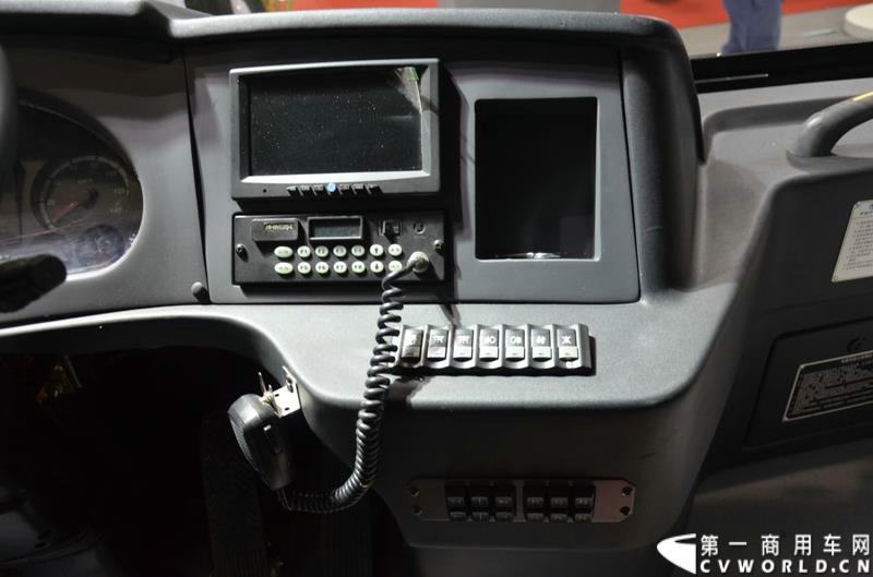 5月11日，2015北京国际道路运输展在北京国际会议中心拉开帷幕，福田欧辉携BJ6127商务班车、BJ6123快充纯电动、BJ6851快充纯电动、BJ6650迷你巴士4款明星产品出席展会，并在展会首日重磅推出了一款高端城间客车“e客”。图为福田欧辉迷你巴士-BJ6650系列快充纯电动城市客车