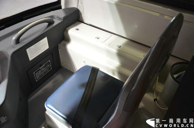 5月11日，2015北京国际道路运输展在北京国际会议中心拉开帷幕，福田欧辉携BJ6127商务班车、BJ6123快充纯电动、BJ6851快充纯电动、BJ6650迷你巴士4款明星产品出席展会，并在展会首日重磅推出了一款高端城间客车“e客”。图为福田欧辉迷你巴士-BJ6650系列快充纯电动城市客车