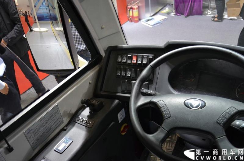 5月11日，2015北京国际道路运输展在北京国际会议中心拉开帷幕，福田欧辉携BJ6127商务班车、BJ6123快充纯电动、BJ6851快充纯电动、BJ6650迷你巴士4款明星产品出席展会，并在展会首日重磅推出了一款高端城间客车“e客”。图为福田欧辉迷你巴士-BJ6650系列快充纯电动城市客车