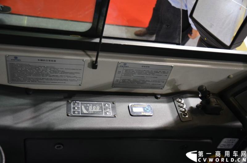 5月11日，2015北京国际道路运输展在北京国际会议中心拉开帷幕，福田欧辉携BJ6127商务班车、BJ6123快充纯电动、BJ6851快充纯电动、BJ6650迷你巴士4款明星产品出席展会，并在展会首日重磅推出了一款高端城间客车“e客”。图为福田欧辉迷你巴士-BJ6650系列快充纯电动城市客车