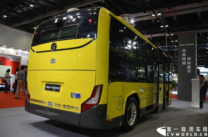 5月11日，2015北京国际道路运输展在北京国际会议中心拉开帷幕，福田欧辉携BJ6127商务班车、BJ6123快充纯电动、BJ6851快充纯电动、BJ6650迷你巴士4款明星产品出席展会，并在展会首日重磅推出了一款高端城间客车“e客”。图为福田欧辉迷你巴士-BJ6650系列快充纯电动城市客车